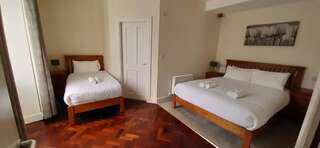 Отели типа «постель и завтрак» Brackluin Lodge Annascaul Стандартный трехместный номер-1